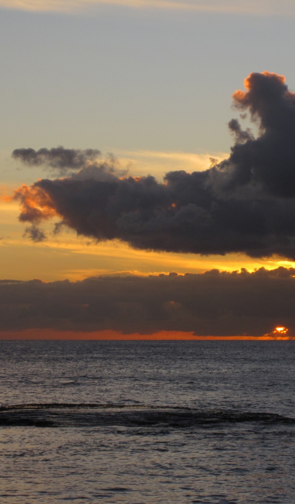 Солнце садится в тучу