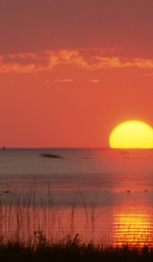 Солнце садится в океан