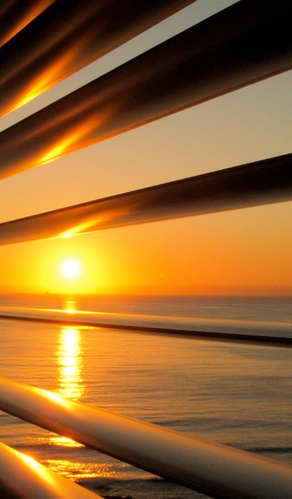 Вид на закат через жалюзи