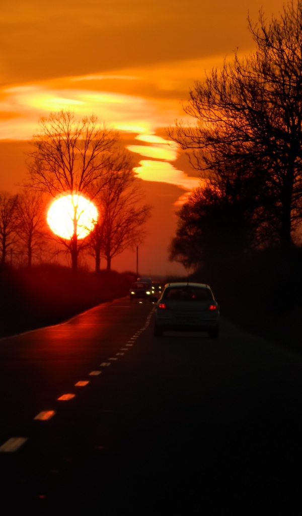 Красный закат на дороге