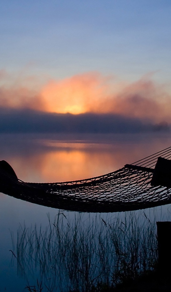 Гамак у озера на закате