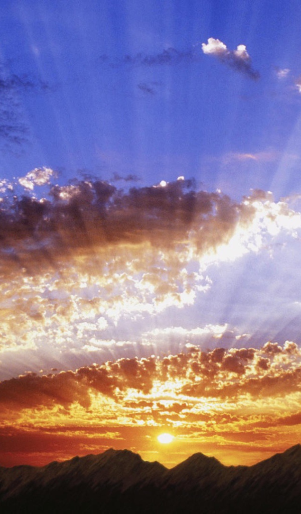 Лучи на небе от заката