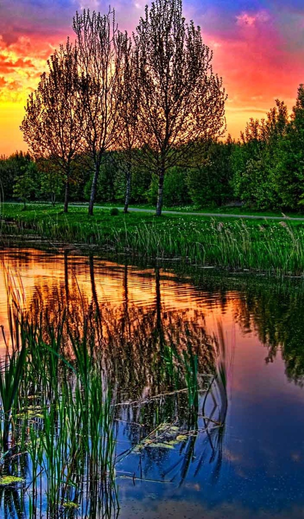 Красный закат над озером
