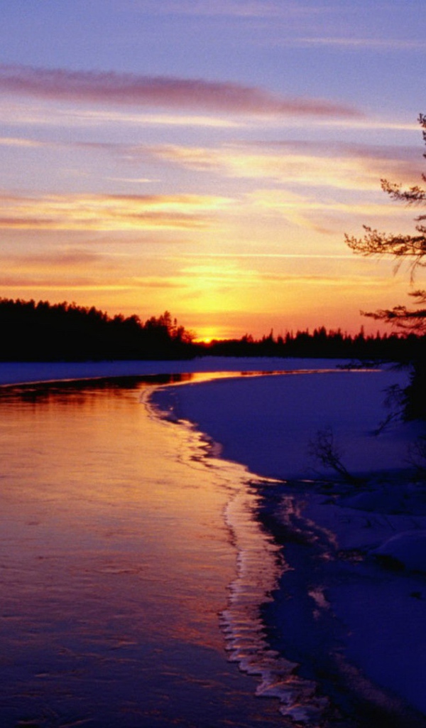 Закат над замерзающей рекой