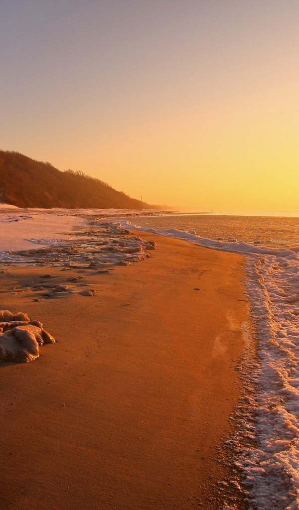 Морская пена на пляже