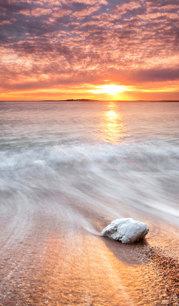 Красивый закат на пляже