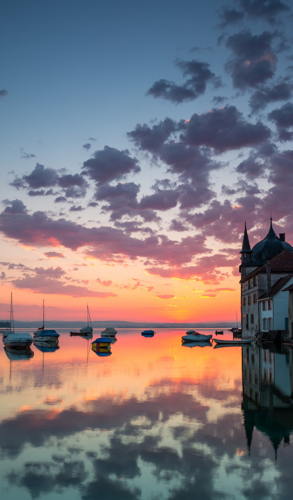 Отражение облаков в озере