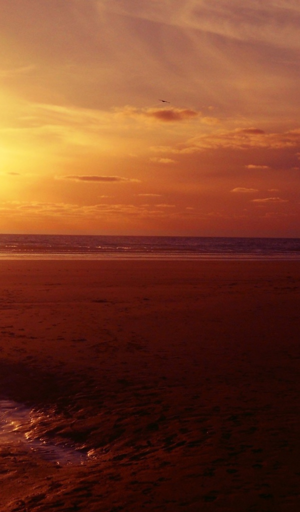 Закат на морском пляже
