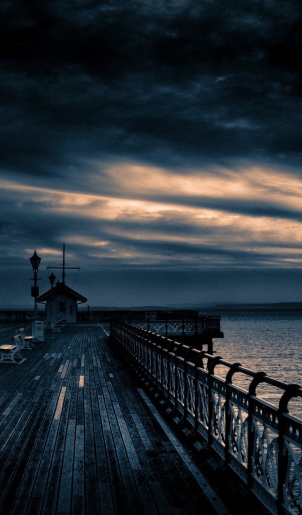 Закат на причале со скамейками