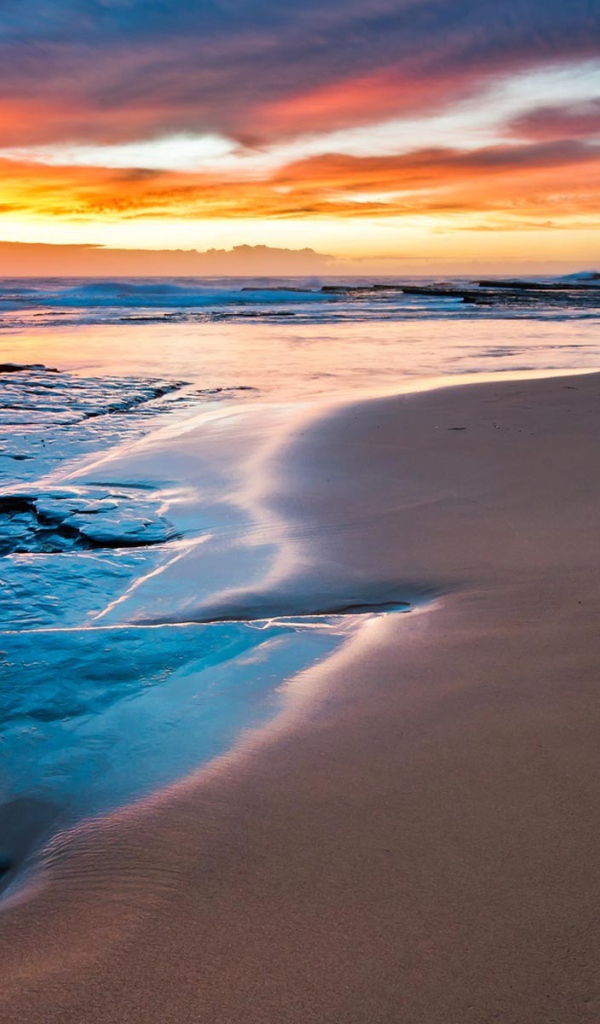 Закат на каменном пляже