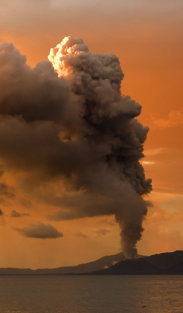 Извержение вулкана на острове