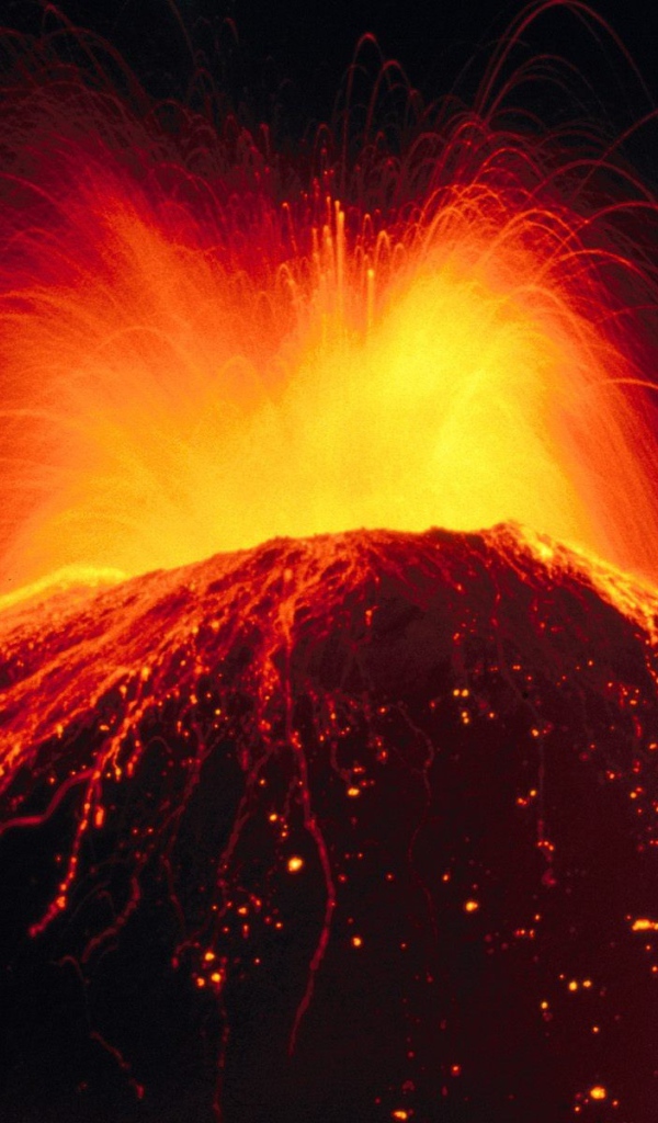 Извержение вулкана с брызгами лавы