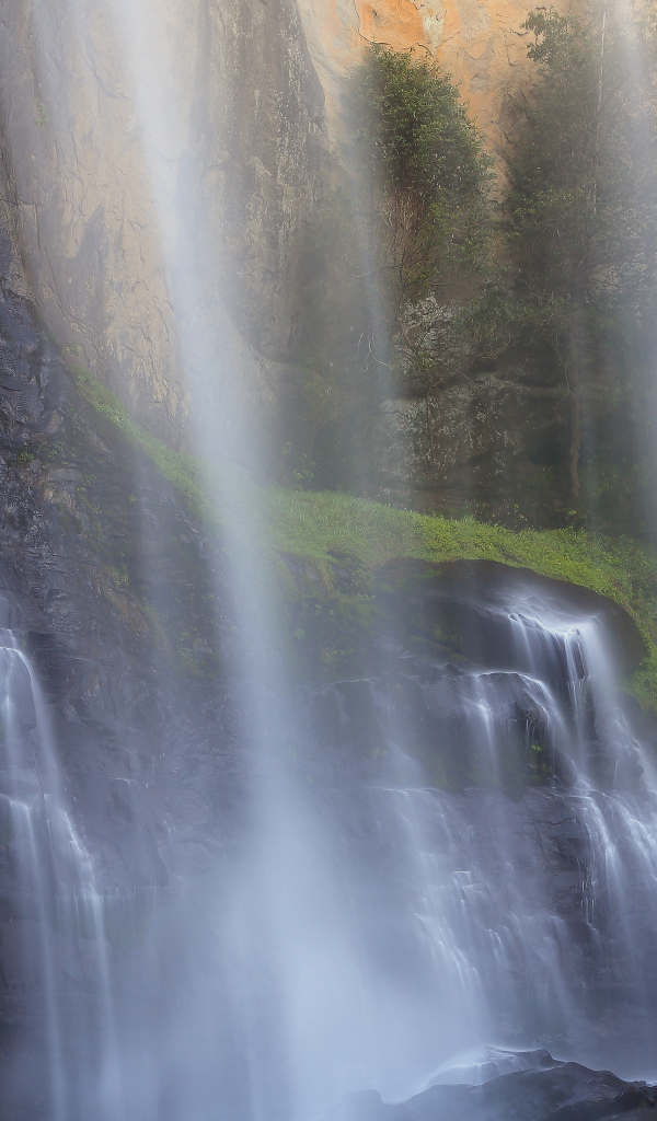 Красивый водопад в США