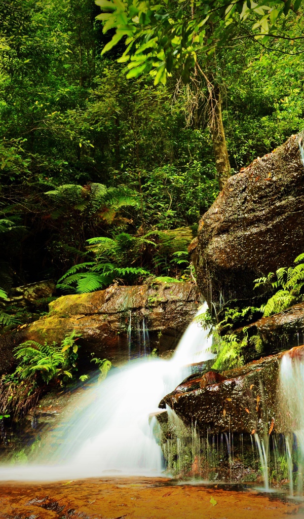 Красивый водопад на речке