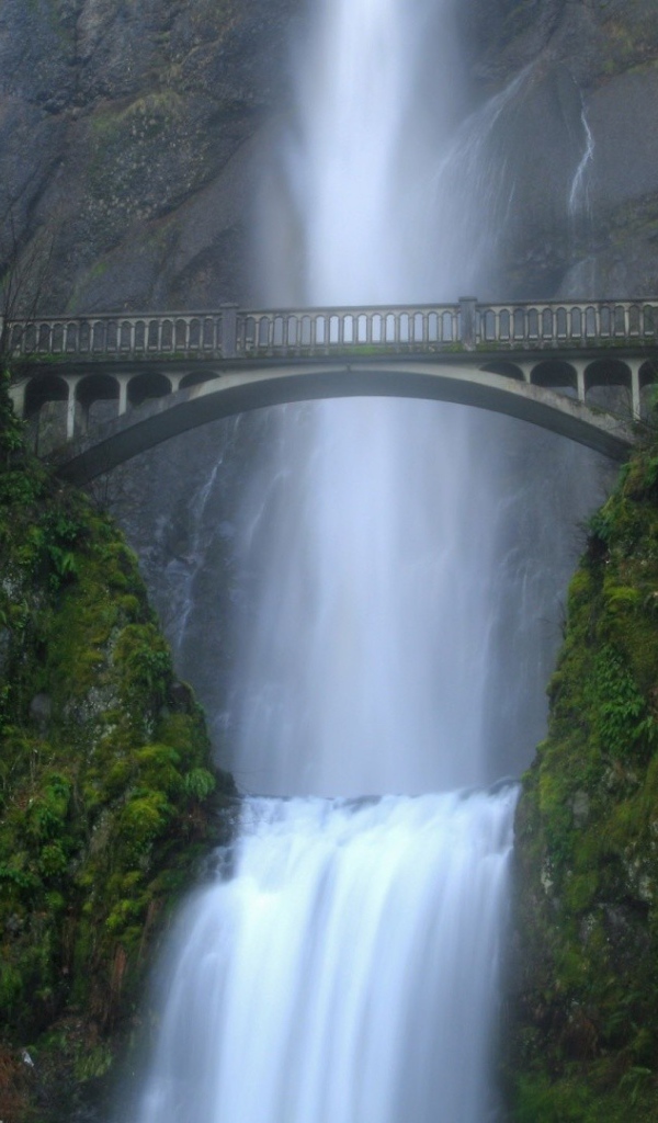 Мост над водопадом