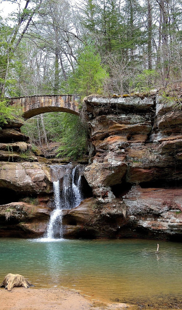 Мост над водопадом