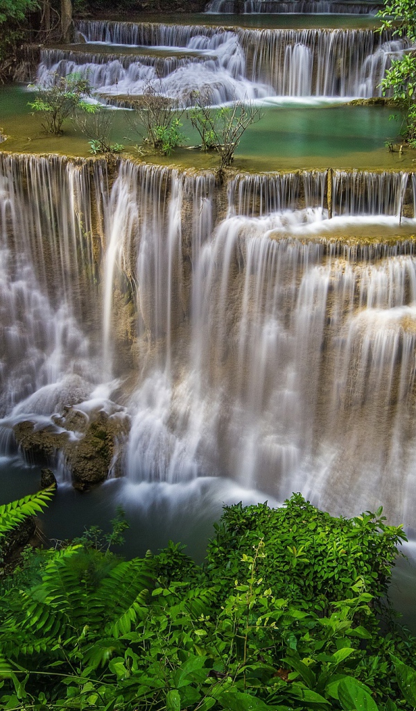 Каскад водопадов на реке