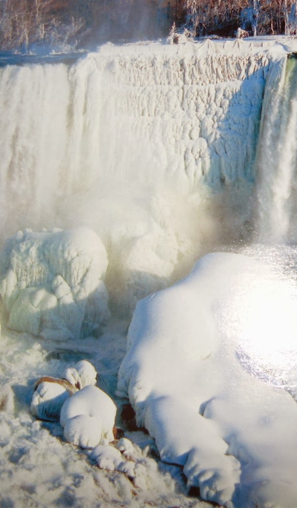 Замерзший Ниагарский водопад