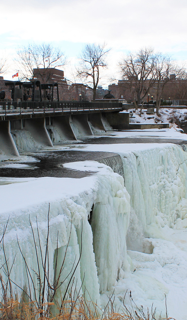 Замерзший водопад Ридо