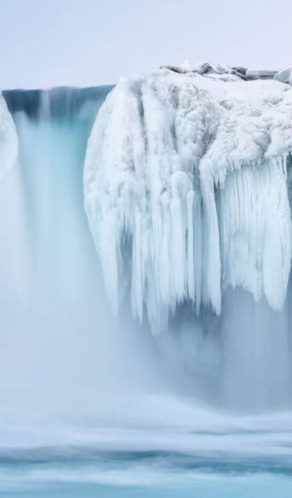 Замерзший водопад и туман