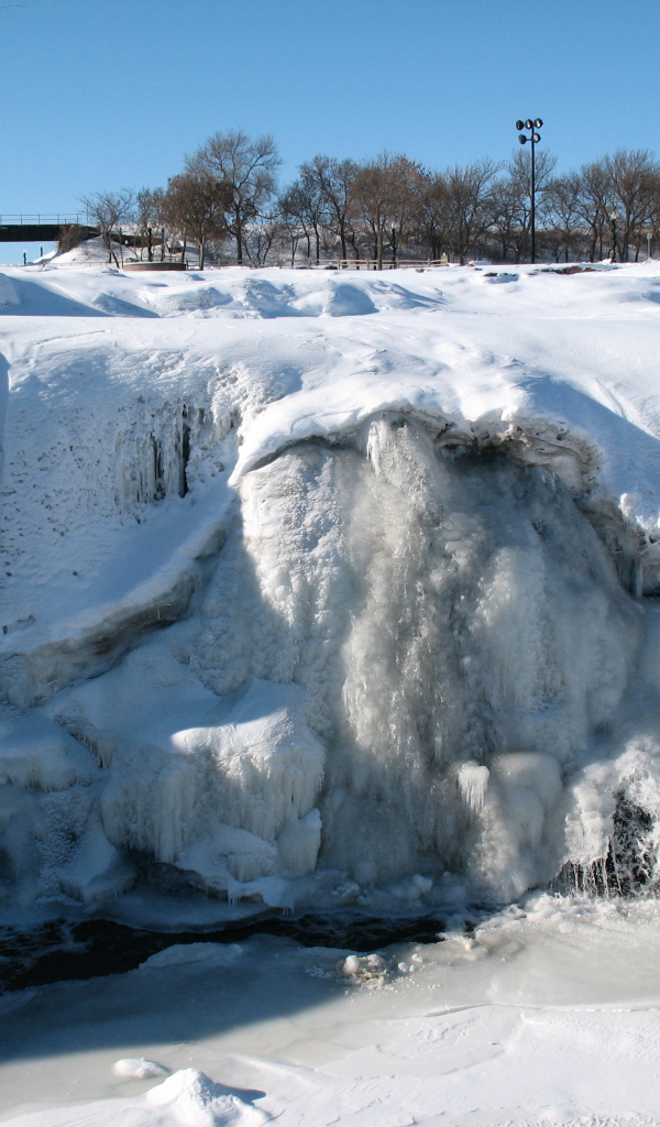 Замерзший водопад на Аляске