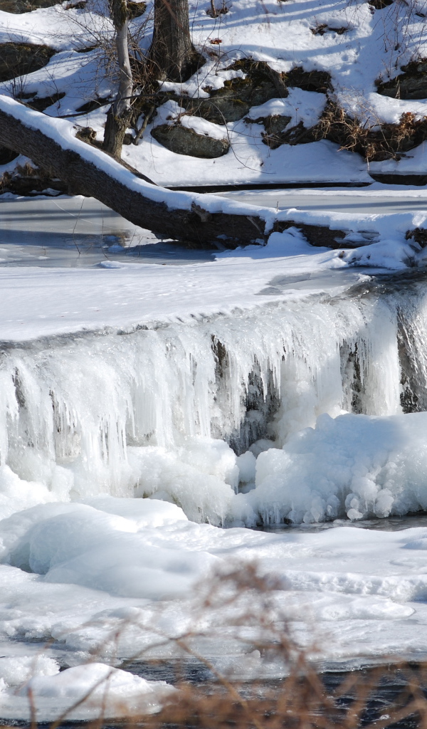 Замерзший водопад в Канаде