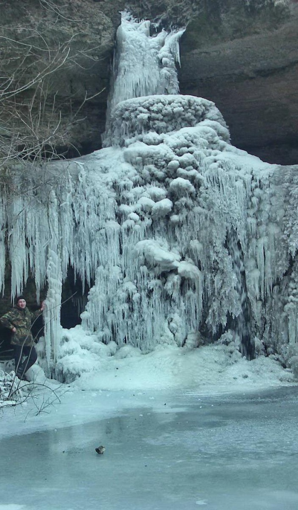 Замерзший водопад в Молдавии