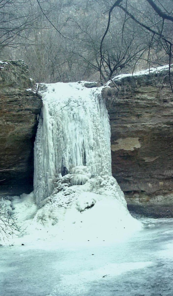 Замерзший водопад в Молдавских лесах