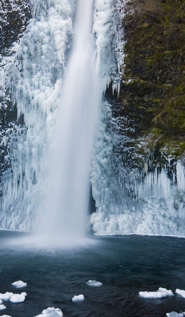 Замерзший водопад в Польше