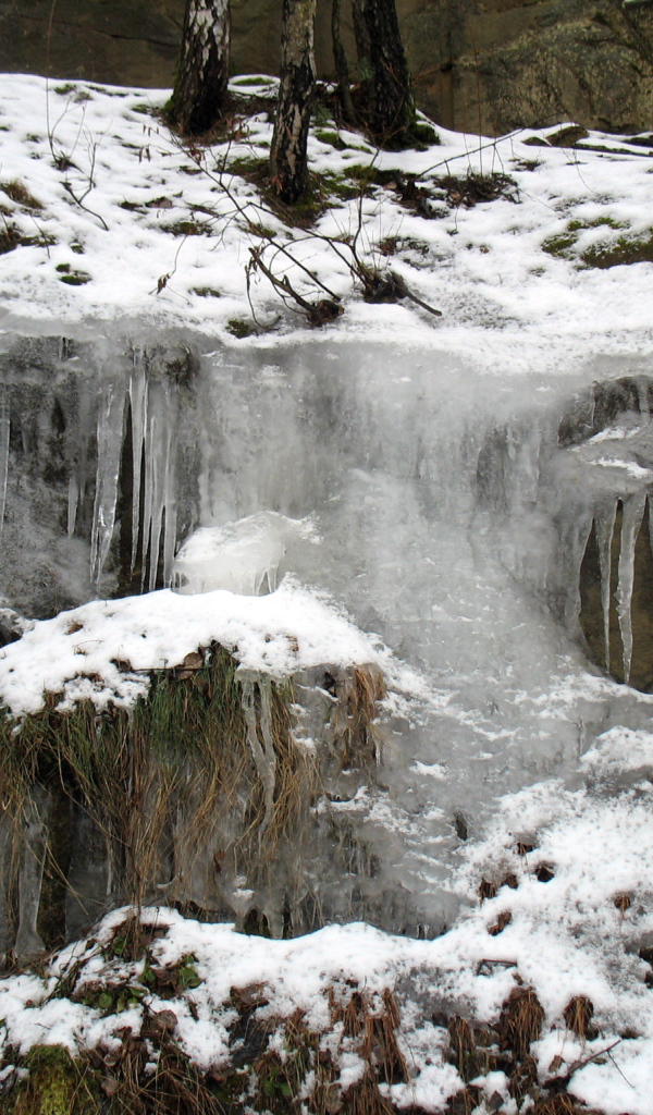 Замерзший водопад в России