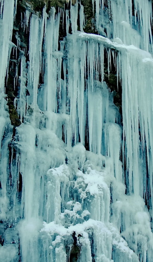 Замерзший водопад в голубых красках