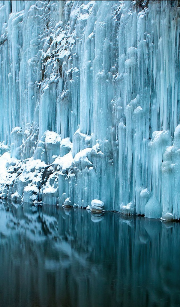 Замерзший водопад в Альпах