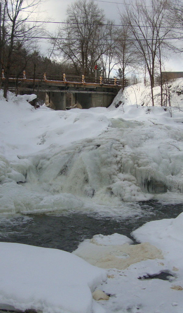 Замерзший водопад в США