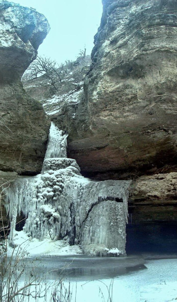 Замерзший водопад в предгорье Карпат