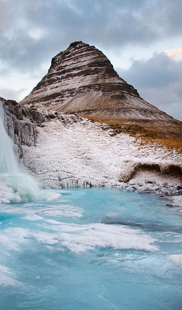 Замерзший водопад в горах