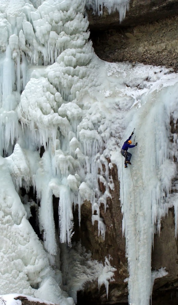 Замерзший водопад на горном склоне