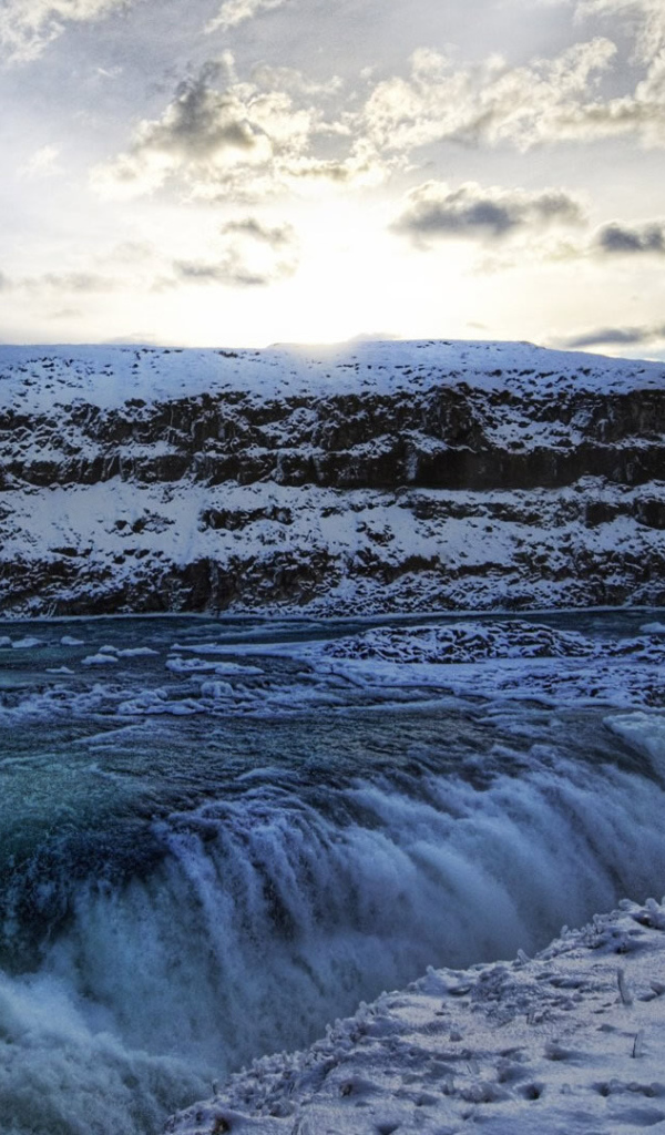 Замерзший водопад на горном плато