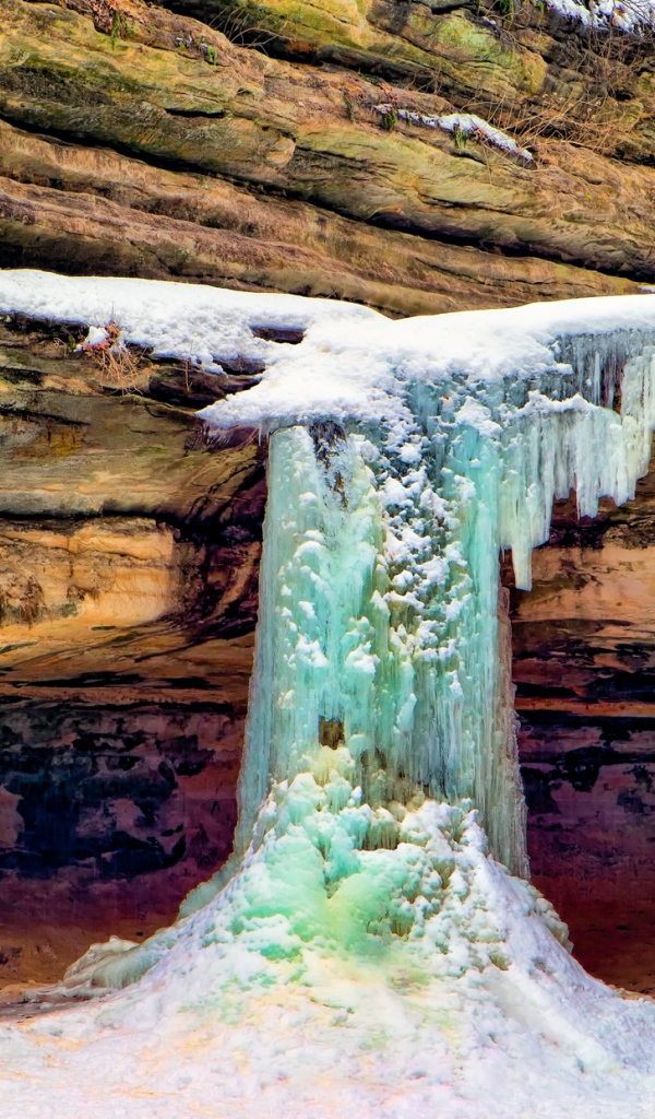 Замерзший водопад на скале