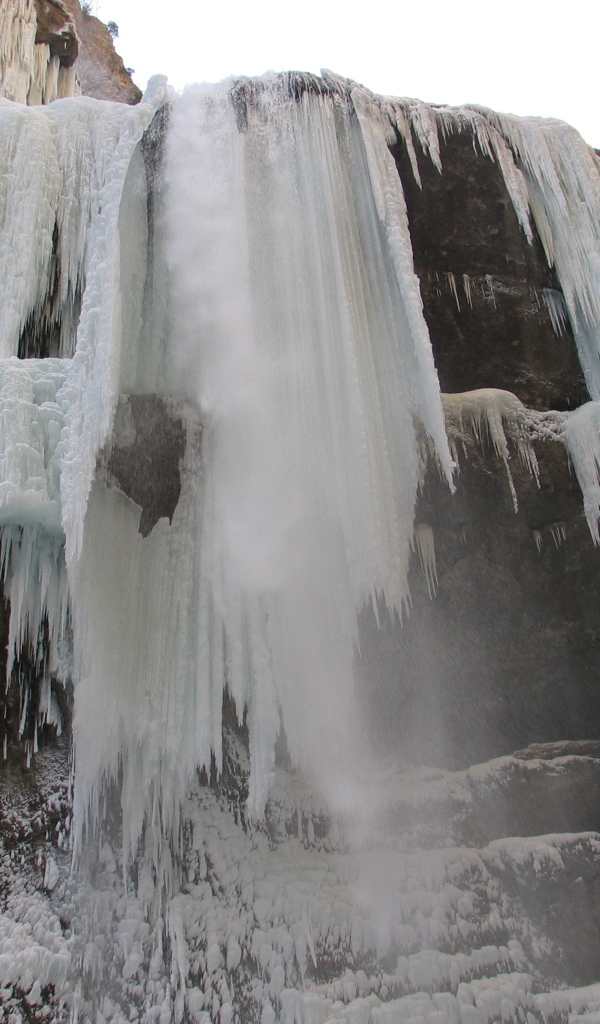 Замерзший водопад на реке Чегем