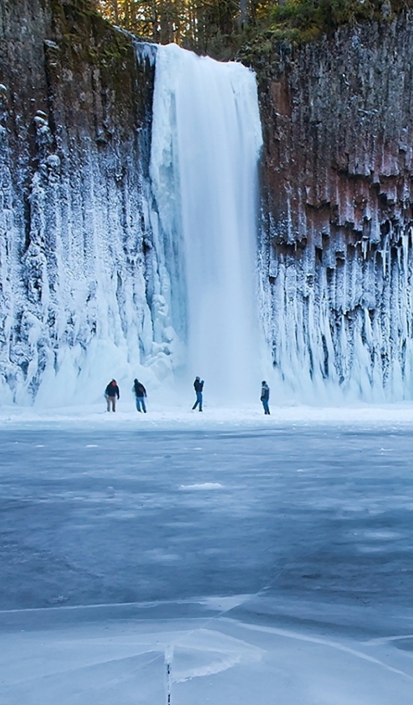 Великолепный замерзший водопад