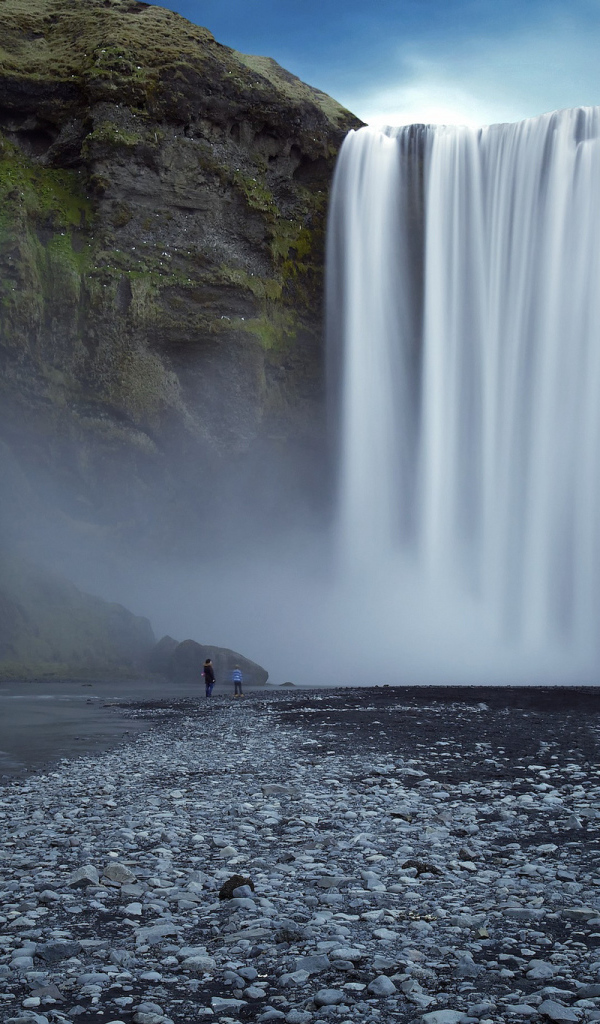 Люди около водопада