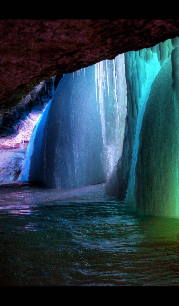 Радужный замерзший водопад