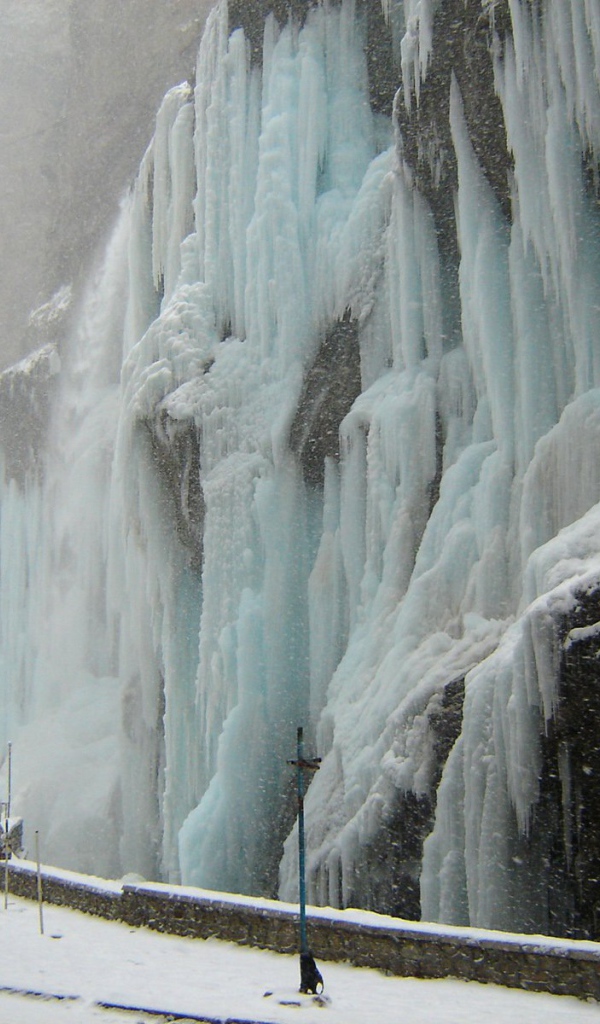Живописный Замерзший водопад