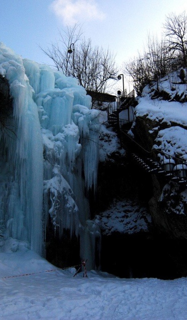 Лестница на замерзший водопад