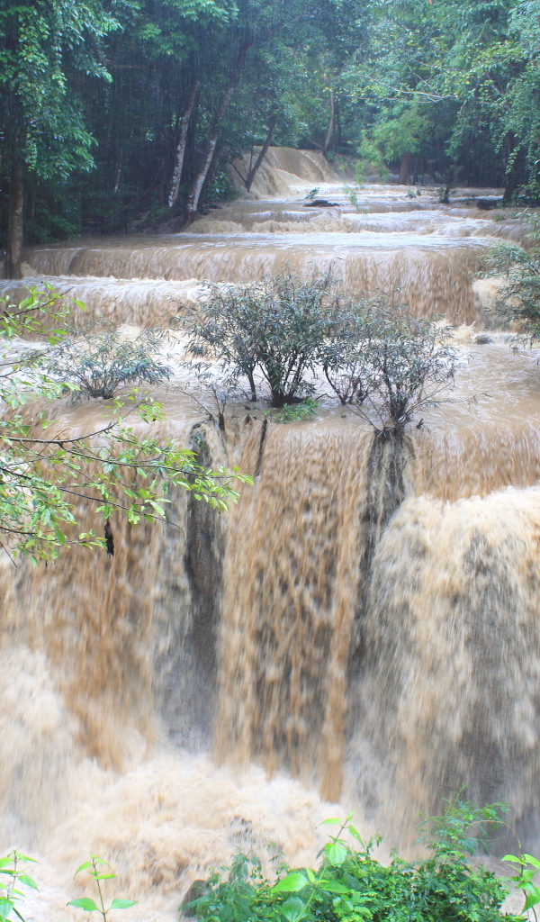 Мутная вода в водопаде