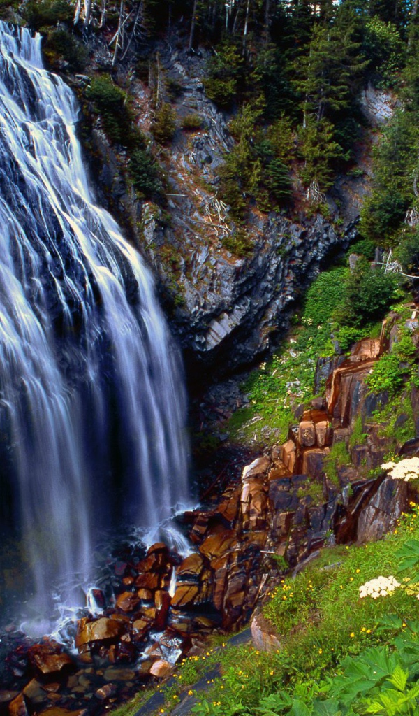 Водопад в горах