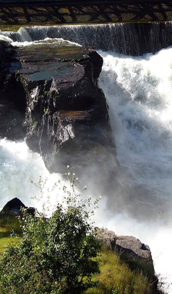 Водопад пенится среди скал