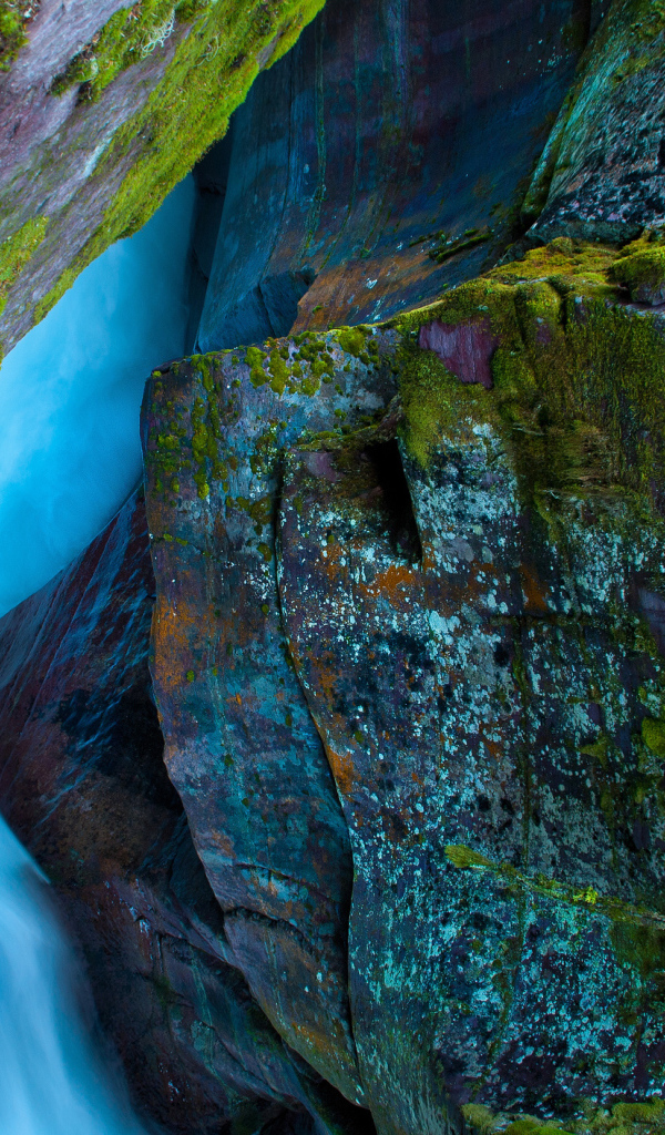 Мох на камнях и водопад