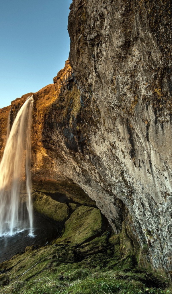 Вода льется со скалы