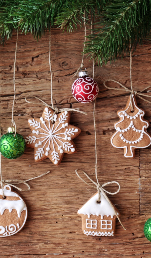 Печенье и игрушки на ветках елки